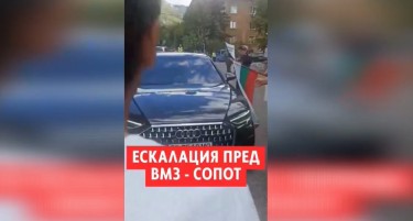 (ВИДЕО) Бугарскиот политичар Костадин Костадинов го нападна возилото на Фон дер Лајен