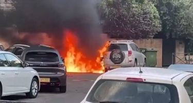 (ВИДЕО) ЕСКАЛАЦИЈА ВО ЕРУСАЛИМ: Демонстрантите запалија возила во близина на резиденцијата на Нетанјаху