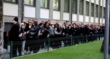 Колони луѓе чекаат од 7 часот за последен поздрав со Џорџо Армани