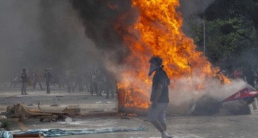 Демонстрантите жива ја запалија сопругата на поранешниот премиер на Непал