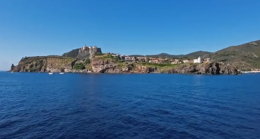 (ВИДЕО) Овој остров е најголемата тајна на Медитеранот: Само 370 луѓе живеат во овој рај и ништо не им фали