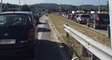 СРЕДИНА НА СЕПТЕМВРИ, А НА ЕВЗОНИ ХАОС: Летните гужви се уште ги има на границите