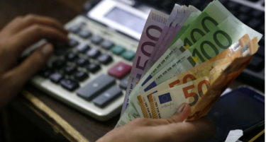 Како се случи еврото да има највисока вредност во однос на доларот во последниве четири години?