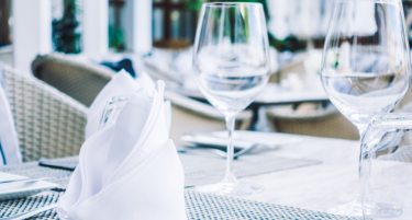 Оваа земја сака да ги оданочи бакшишите! Угостителите се плашат од намалени приходи