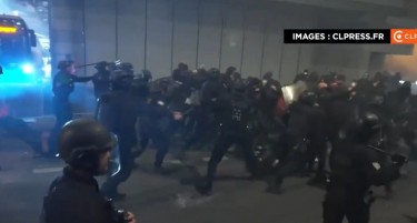 НОВ ХАОС ЗАПОЧНА ВО ФРАНЦИЈА - полицијата брутално ги разбива блокадите (ВИДЕО)