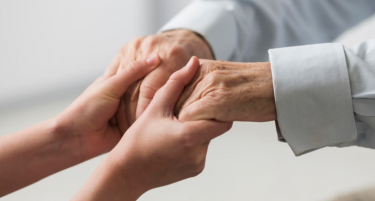 Која е земјата која има 100.000 луѓе постари од 100 години?