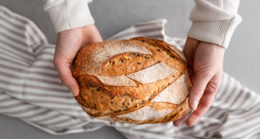 ЦЕНАТА НА ЛЕБОТ СЕ ЗГОЛЕМИ ЗА 60 ОТСТО ЗА ЧЕТИРИ ГОДИНИ: Расте бројот на граѓани кои дома си месат