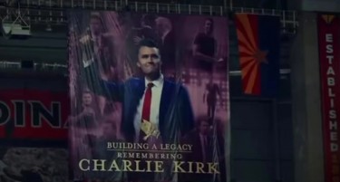 ГАЛЕРИЈА: „ГО МРАЗАМ МОЈОТ ПРОТИВНИК И НЕ МУ ПОСАКУВАМ СЕ НАЈДОБРО“: Трамп одржа говор на комеморацијата за убиениот Кирк