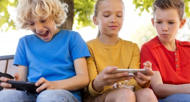 Што кога детето ќе добие прв телефон? Поранешниот шеф за безбедност на Фејсбук дава 8 клучни препораки за родителите