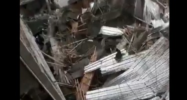 СЕ УРНА УЧИЛИШТЕ ВО ИНДОНЕЗИЈА: Десетици деца затрупани под урнатините (ВИДЕО)