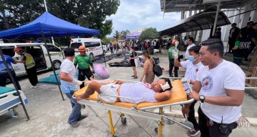 БРОЈОТ НА ЖРТВИТЕ НА ФИЛИПИНИТЕ РАСТЕ: болниците се преполни по силниот земјотрес (ФОТО)