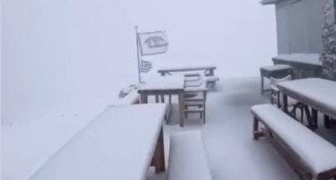 (ВИДЕО) ТУРИСТИТЕ НЕ ГО ОЧЕКУВАА ОВА: Снежни врнежи во близина на популарните грчки одморалишта