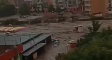 (ВИДЕО) ПОТОП ВО БУГАРИЈА: Катастрофални поплави во Бургас, има и жртви