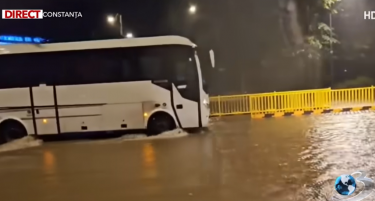 (ВИДЕО) ПОПЛАВИ ВО РОМАНИЈА: Жителите добија 4.000 вреќи со песок