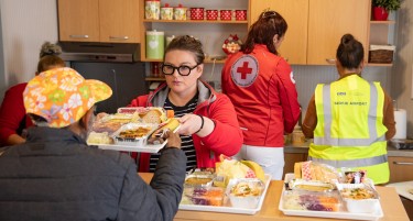 ТАВ Македонија донираше готвени оброци за 110 бездомни лица во Пунктот за бездомници на Црвениот Крст во Момин Поток