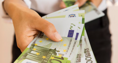 ЦРНОГОРЦИТЕ ЗАРАБОТУВААТ ЗА 22 ОТСТО ПОВЕЌЕ ОД ЛАНИ: Објавени се податоците за просечните плати во април