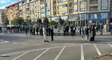 Родителите на загинатите во „Пулс“ го блокираа кружниот тек во Кочани