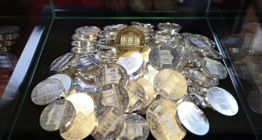 Што стои зад огромниот пораст на цените на златото и дали ќе продолжи? „Скапоцениот метал ја презеде улогата на доларот“