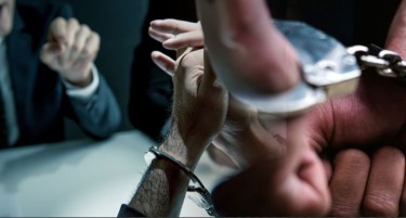 Татко инспектор заедно со друг колега бришел докази против синот дилер