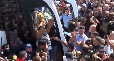 (ВИДЕО) ВЕЛАТ ДЕКА ОВА ЗА НИВ Е ПРЕРОДБА: Првите стотина Палестинци заминаа од израелските затвори