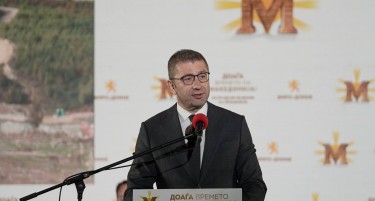 „ДИПЛОМАТИЈАТА НА СВИТКАНА КИЧНА НА СДСМ И ДУИ НЕ ДОВЕДЕ ДО ОВАА СИТУАЦИЈА“: Мицкоски гарантира, додека е премиер немало да има уставни измени