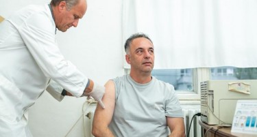 Министерот Алиу се вакцинираше против сезонски грип