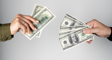 Колкав е бројот на луѓе во светот кои живеат со помалку од 2.15 долари дневно?