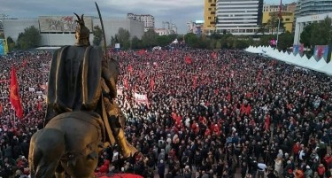 ВО ТИРАНА СЕ ОДРЖА ПРОТЕСТ ЗА ПОДДРШКА НА ОВК: Се обрати и Али Ахмети
