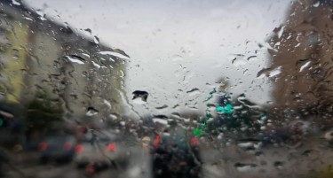 ПРОМЕНЛИВО ОБЛАЧНО СО ПОВРЕМЕНИ ВРНЕЖИ ОД ДОЖД - температурите ќе бидат попријатни, еве каде ќе биде најладно