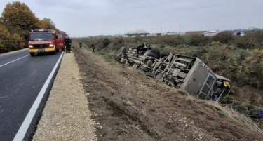 „СЕДУМ ПАЦИЕНТИ ВО ЖИВОТНО ЗАГРИЖУВАЧКА СОСТОЈБА“ - во тешка несреќа во Сремска Митровица повредни над 80 лица, тројца загинати