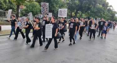 ИНЦИДЕНТ НА МАРШОТ НА АНГЕЛИТЕ ВО КОЧАНИ - родителите го пресретнаа поранешниот градоначалник кој е меѓу обвинетите