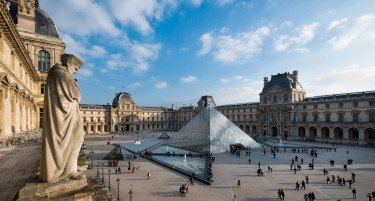 Музејот Лувр во Париз затворен поради грабеж на „непроценлив накит“