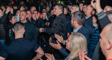 ПЕЦАКОВ ПРЕЧЕКАН СО ОГНОМЕТИ: „Охрид не запира, од утре продолжуваме со поголема енергија“