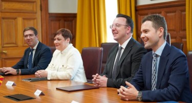 ПРЕМИЕРОТ МИЦКОСКИ НА ПРИЕМ КАЈ КРАЛОТ ЧАРЛС: Македонска делегација е во Лондон