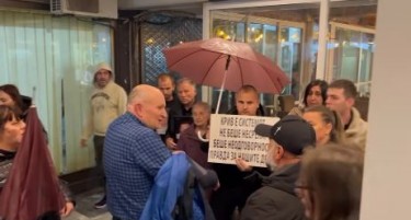 Родителите од Кочани бараат нови мерки откако го начекаа кандидатот на ВМРО-ДПМНЕ во кафеана со Димитровски