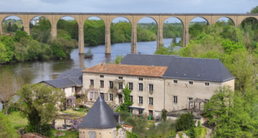 Француски замок на приватен остров на продажба по цена која изненадува