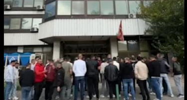(ВИДЕО) Протест пред ДИК за поддршка на првиот градоначалник Албанец на Чашка