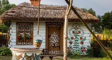 (ФОТО+ВИДЕО) Галерија под отворено небо: Ова е најшареното село во Европа