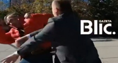 (ВИДЕО) Пратеник истепа граѓанин на плоштад во Приштина