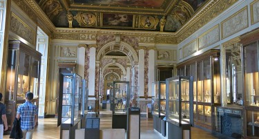 УКРАДОА НАКИТ КОЈ ПРИПАЃАЛ НА СОПРУГАТА НА НАПОЛЕОН:  Уапсени двајца мажи, едниот сакал да бега во Алжир