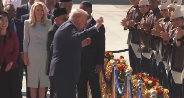 (ВИДЕО) ГО ПОНЕСЕ АТМОСФЕРАТА: Tрамп танцуваше во Малезија