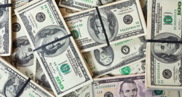 Се зголеми вредноста на доларот во однос на две валути