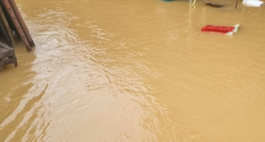 (ВИДЕО) НАВРНАЛЕ 55 ЛИТРИ ДОЖД НА МЕТАР КВАДРАТЕН: Поплава го зафати Улцињ