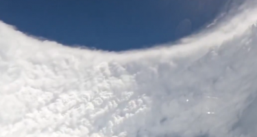 ЈАМАЈКА СЕ ПОДГОТВУВА ЗА НАЈСИЛНИОТ УРАГАН ВО ИСТОРИЈАТА: Премиерот се моли на колена