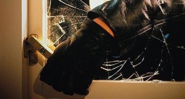 Со цигла го скршил прозорецот, одзел 1.580 евра и 2.000 денари и го нападнал сопственикот