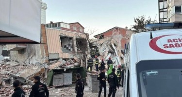 ВИДЕО: Најмалку двајца загинати - се урна седумкатница во Турција