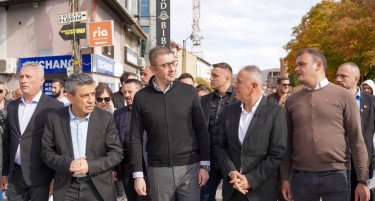 Христијан Мицкоски со Менди Ќира се шеташе низ Струга