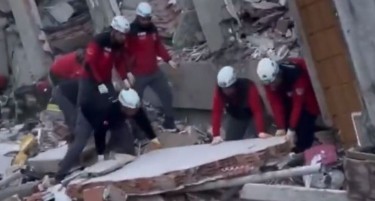 (ВИДЕО) ДРУГИТЕ ЗАМИНАЛЕ, А ТИЕ НЕМАЛЕ КАДЕ ДА ОДАТ: Семејство загина при уривање на зграда во Турција