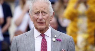 Кралот Чарлс му ги одзеде сите титули на принцот Ендрју и го исфрли од резиденцијата