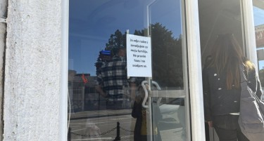 ГНЕВНИ ГРАЃАНИ МУ ГО ЗАПАЛИЈА ДУЌАНОТ: Турчин во Бар остави порака на влезот